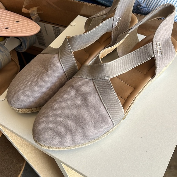 Me Too gray canvas, low heel, super comfy size 10 shoes - Picture 2 of 6